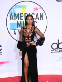 Ciara – outfit Vauthier