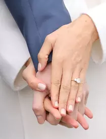 Meghan și Harry, fericiți și emoționați, își anunță logodna.