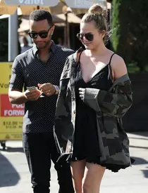 Prima apariţie publică a lui Chrissy Teigen după ce a anunţat că va deveni mamă pentru a doua oară