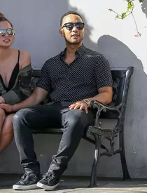 Chrissy Teigen a apărut în public pentru prima oară de când a anunţat cea de a doua sarcină