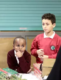 Kate Middleton alături de câţiva copii