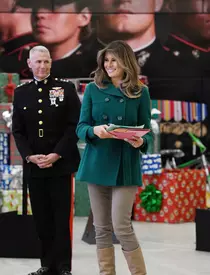 Melania Trump alături de mai mulţi părinţi