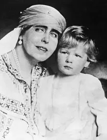 1925 – Prințesa Elena a României, soția Prințului Carol, împreună cu fiul lor, Prințul Mihai