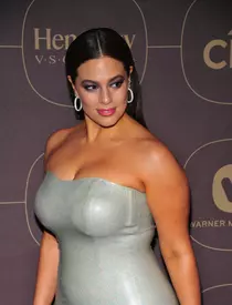 Ashley Graham la Warner Music Group Pre Grammy