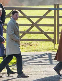 Prinţul Philip Duce de Edinburgh, Prinţul William Duce de Cambridge şi Kate Duchess of Cambridge Katherine Catherine Middleton la Biserica Sandringham