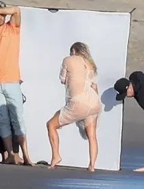 Kim Kardashian a fost surprinsă goală pe plajă