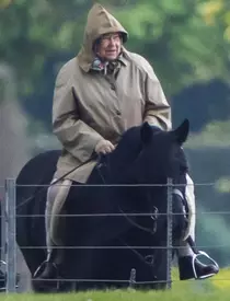 Regina Elisabeta la o plimbare cu poneiul