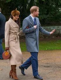 Meghan Markle și Prințul Harry își arată dragostea în public, în pofida etichetei regale