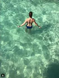 La 52 de ani, Brooke Shields arată fabulos în costum de baie.