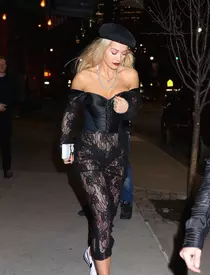 Tracee Ellis Ross, invitată la '"The Late Show With Stephen Colbert", pare să-și fi uitat pantofii acasă, dar se simte foarte în largul ei.