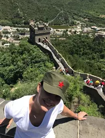 Alina Puşcaş, vacanţă inedită în China. Prezentatoarea TV şi-a sărutat pătimaş soţul în public - FOTO