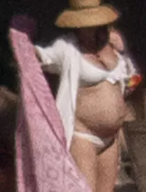 Kate Hudson este însărcinată pentru a treia oară. Imagini cu actriţa, la plajă