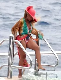 Beyonce nu are corpul perfect. Cum arată artista în costum de baie