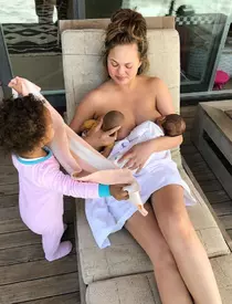 Chrissy Teigen s-a fotografiat alăptându-şi bebeluşul şi o păpuşă: "Cred că am gemeni acum!"