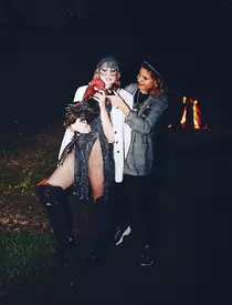 Iulia Albu, apariţie excentrică! Vedeta a renunţat la lenjeria intimă și s-a pozat cu un cocoș în brațe!