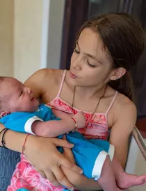 Roxana Ciuhulescu şi-a pozat copiii împreună! Bebeluşul e bucuros în braţele surorii lui