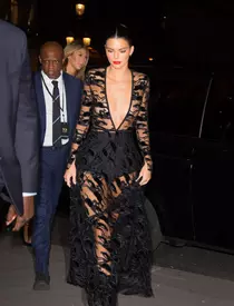 Aproape goală pe covorul roșu! Kendall Jenner a comis-o din nou. Vezi top 5 cele mai transparente ținute ale ei!