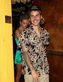 Justin Bieber a adoptat stilul vestimentar al anilor ‘70. Artistul e de nerecunoscut!