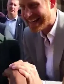 Printul Harry a sarutat mana unei fane