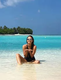 Vacanțele exotice ale vedetelor: costume de baie sexy și decolteuri bronzate. FOTO!