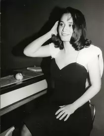 Cum arăta Andreea Esca la debutul în televiziune, acum 27 de ani. Avea părul lung şi era brunetă