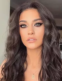 Antonia are un look nou