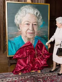 În 2017, înaintea slujbei de Crăciun, la Sandringham. Regina poartă geanta ei preferată.