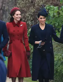 Meghan Markle, cu mâna pe burtică