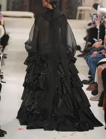 Naomi Campbell defilând pentru Valentino, la 48 de ani.