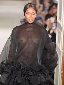 Supermodelul Naomi Campbell, din nou pe catwalk, la 48 de ani!