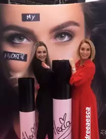 Alexia Eram a purtat o perucă blondă