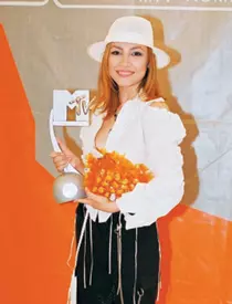 Mai ții minte când era Andra roșcată? Cum arăta artista la început de carieră