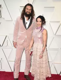 Jason Momoa a purtat roz pe covorul roșu la Oscar 2019