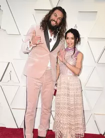 Jason Momoa a purtat roz pe covorul roșu la Oscar 2019. "Aquaman" a atras toate privirile