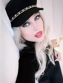 Lora și-a schimbat look-ul