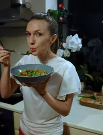 Adela Popescu a dezvăluit pe Instagram „dieta” miraculoasă de după naștere: „Mănânc și îmi pare rău!”
