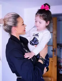 Bianca Drăgușanu, criticată de fani după ce s-a pozat cu fiica ei: "Nu e fericită deloc Natalia"