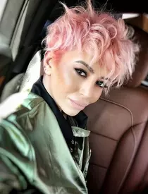 Giulia, schimbare radicală de look. Artista și-a vopsit părul roz