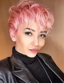 Giulia s-a vospit roz