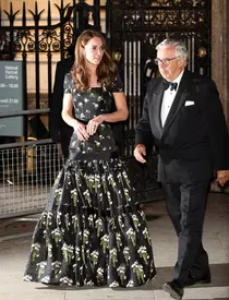 Kate Middleton, sexy într-un superb outfit Alexander McQueen.