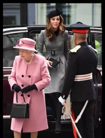 Regina Elisabeta a Marii Britanii și Kate Middleton, apariție inedită, în Londra. Au împărțit aceeași păturică