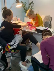 Adela Popescu, despre cea mai controversată poză a ei pe Instagram. De ce s-a dus la manichiură cu tot cu bebeluș!