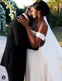 La nuntă, Sabrina a purtat două creații Vera Wang.