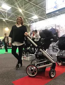 Mirela Vaida și-a scos băiețelul la plimbare. Tudor Ștefan are doar o săptămână de când a venit pe lume: ”Și ce dacă plouă?”