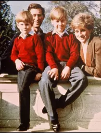 Prințesa Diana și Prințul charles, părăsind Spitalul St. Mary după nașterea Prințului Harry (16.09.1984).