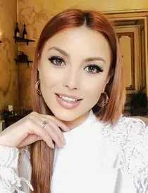 Elena Gheorghe, pentru prima oară cu breton. Fanii artistei au fost încântați.