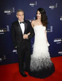 George Clooney și Amal, în ziua căsătoriei lor (2014).