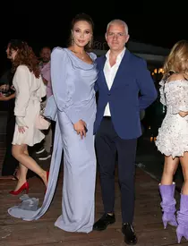 Iulia Vantur a imbracat o rochie cu trena