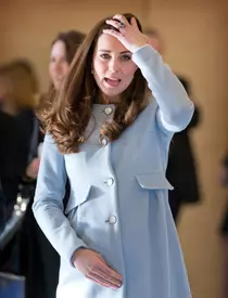 Kate Middleton Kensington, la Leisure Centre, în Londra. Ducesa de Cambridge are mai mereu câte un plasture pe deget.