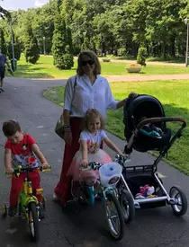 Mirela Vaida a ieșit la plimbare, în formulă completă. Cum se descurcă vedeta cu trei copii